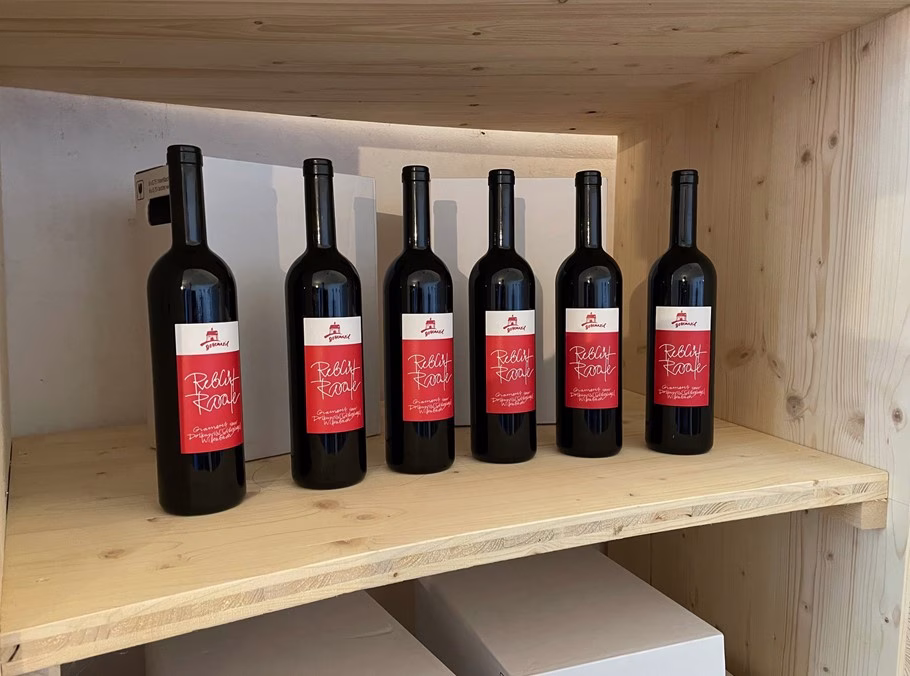 Reblüt Roote – aus der Gamaret-Traube im Barrique ausgebauter Rotwein.